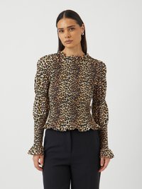 Blouse en imprimé léopard avec un col froncé et des manches évasées, présentant une taille smockée pour une silhouette ajustée. Manches longues, tissu léger.
