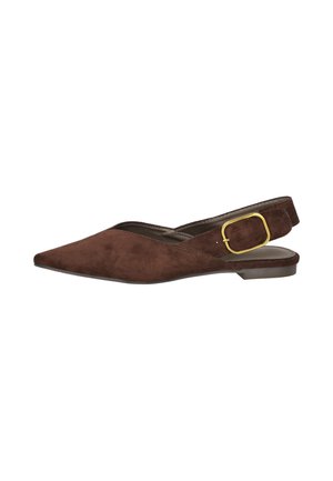 Zapato plano de ante marrón con tiras tipo slingback puntiagudas, hebilla dorada y tacón bajo, mostrado en perfil lateral sobre fondo blanco.