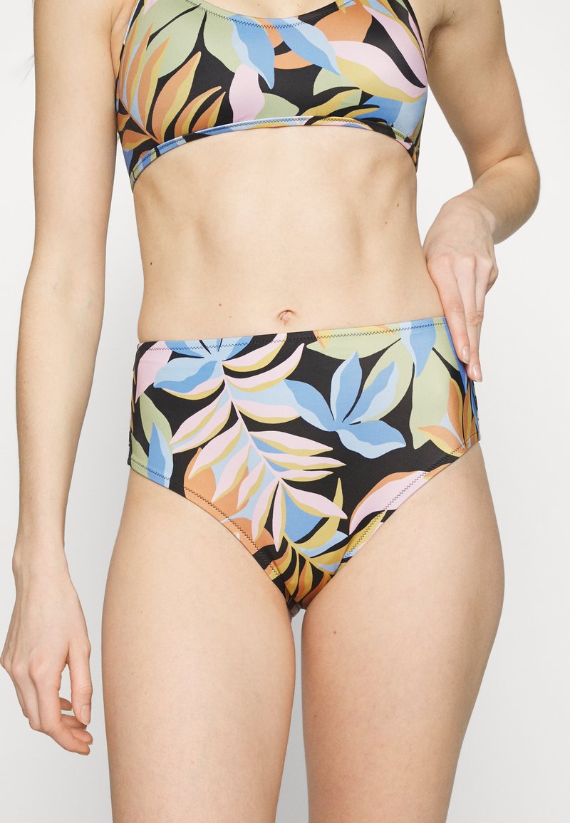 Calções de bikini de cintura alta com uma base preta, apresentando um padrão floral colorido em azul, rosa e laranja. Tecido suave e elástico.