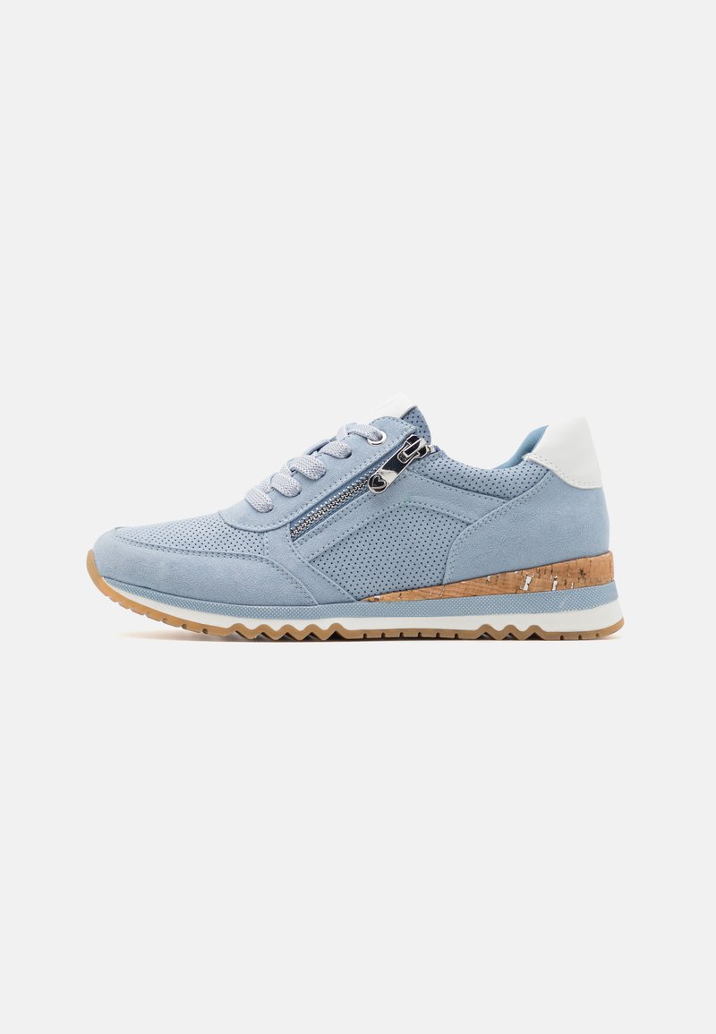 Baskets de sport bleu clair avec une tige en mesh texturé, un talon blanc contrastant, une semelle intermédiaire en liège et un système de laçage avec une fermeture éclair sur le côté.