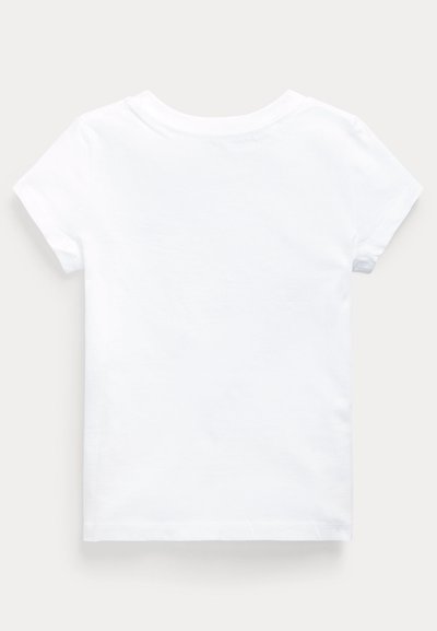 Prosty biały t-shirt z krótkim rękawem i okrągłym dekoltem, rozłożony na płasko, pokazujący tylną stronę na jasnym neutralnym tle.