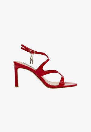 Sandalo con tacco alto in pelle verniciata rossa, dal design con strappi, fibbia alla caviglia e piccolo charm decorativo. Punta aperta e superficie liscia.