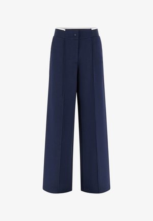 Granatowe szerokie spodnie z wysokim stanem, z przodem zapinanym na guziki oraz plisą na każdej nogawce.