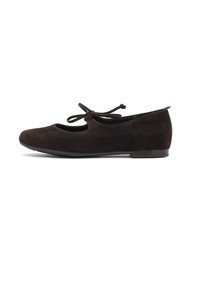 Bailarinas de ante negro con punta redondeada, un corte estrecho y un pequeño lazo decorativo en la parte delantera. Suela plana y tacón minimalista.