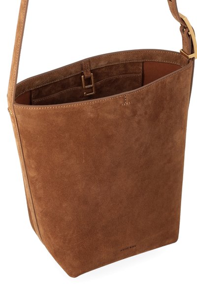 Καφέ σακούλα από σουέντ με ρυθμιζόμενο λουράκι, ανοιχτό πάνω μέρος και εσωτερικές τσέπες.