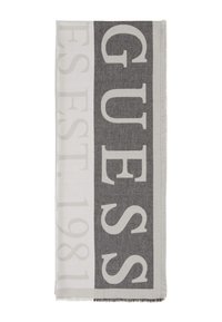 Pilkas ir baltas pintas šalikas su dideliu tekstu "GUESS" ir "EST. 1981", su pūkuotais kraštais ir minkšta tekstūra.