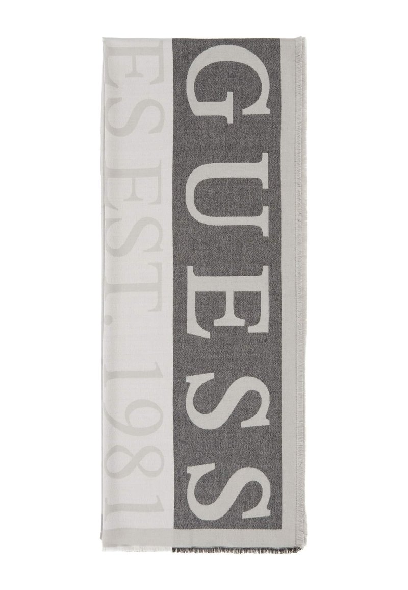 Pilkas ir baltas pintas šalikas su dideliu tekstu "GUESS" ir "EST. 1981", su pūkuotais kraštais ir minkšta tekstūra.