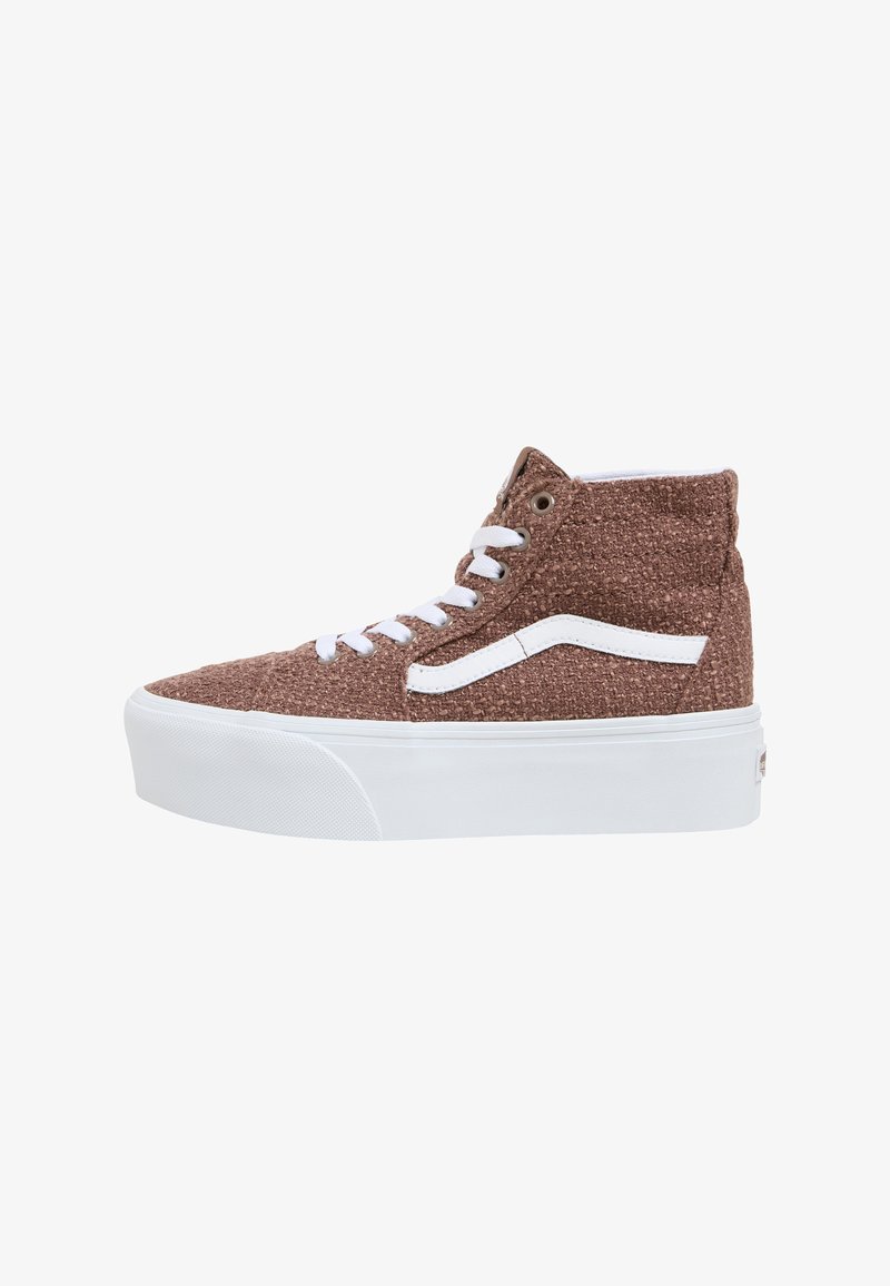 Baskets montantes texturées marron avec lacets blancs, semelle blanche et une bande latérale emblématique. Comprend un col rembourré et un capuchon en caoutchouc.