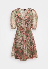 Kortärmad klänning med V-ringning i genomskinligt tyg med ett blommönster i rosa och grönt. Har en figursydd midja och en lagerad kjoldesign.