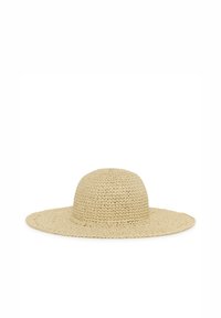 Chapeau en paille tressée beige à large bord, couronne arrondie et motif légèrement texturé, présenté sur un fond blanc uni.