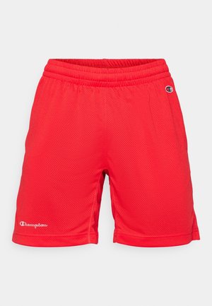 Červené sportovní šortky z prodyšné síťoviny s elastickým pasem, malým logem Champion na levém okraji nohavice a pravém boku, pohled zepředu na bílém pozadí.