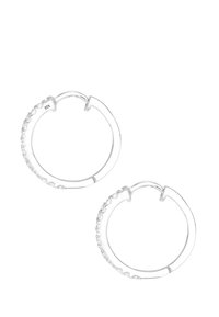 Boucles d'oreilles en argent poli en forme circulaire, ornées de pierres claires le long d'un bord, avec un design de fermoir simple. Marquées 925.