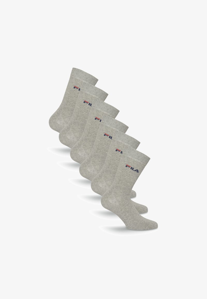 Six paires de chaussettes gris clair avec le logo FILA en bleu marine et rouge sur la zone de la cheville.
