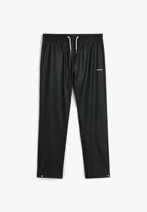 Sorte vandtætte bukser med elastisk taljebånd, hvid snøre, lille logo på højre lår og trykknapper ved anklerne.