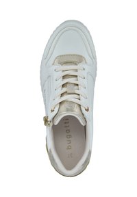 Weiße Sneaker mit einem strukturierten Lederoberteil, goldenen Akzenten und einem Reißverschluss neben herkömmlichen Schnürsenkeln; gepolsterter Kragen für Komfort.