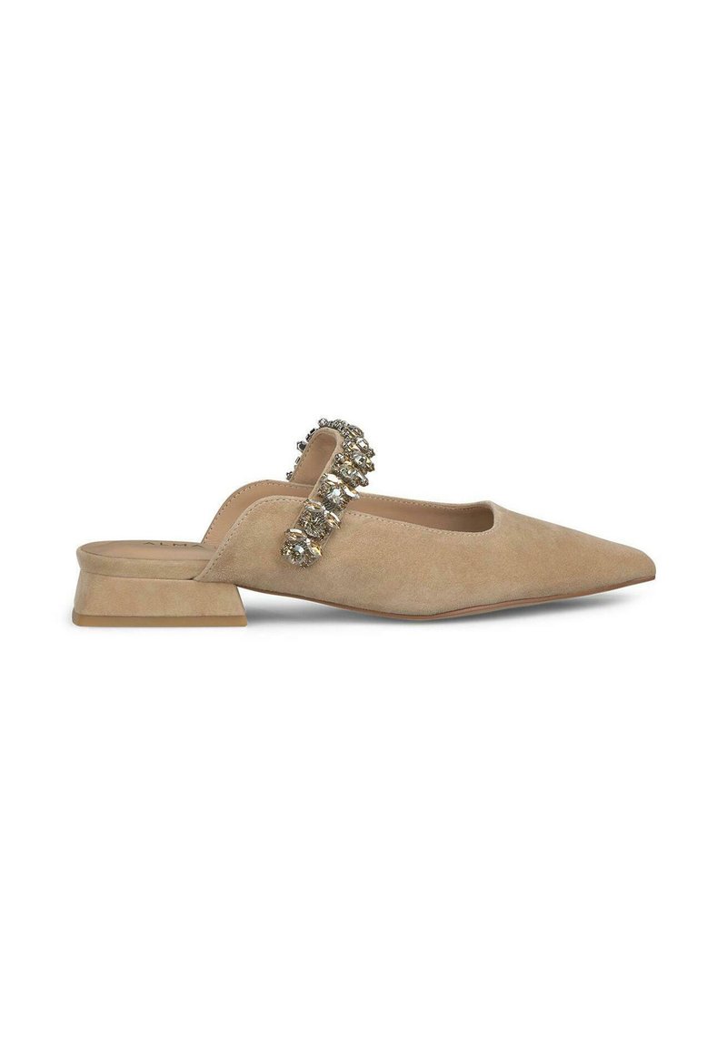 Beige suède instappers met een spitse neus, een kleine blokhak en decoratieve strassaccenten op de band. Glad oppervlak overal.