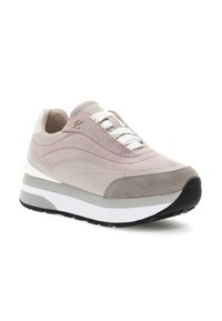 Sneaker suede rosa chiaro e beige con lacci bianchi, suola spessa bianca e grigia, e suola nera in gomma, angolata per mostrare il lato esterno e la parte anteriore.
