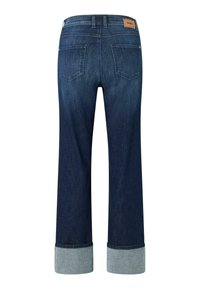 Jeans aus Denim mit einer dunkelblauen Waschung, versehen mit einem umgeschlagenen Saum in hellerem Blau. Zwei Gesäßtaschen und ein geprägtes Lederpatch am Bund.