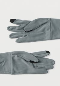 Szürke szövetkesztyűk sima textúrával, fekete részletekkel az ujjhegyeken. Különálló ujjrészekkel tervezték a mozgékonyság érdekében.