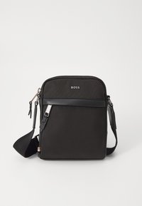 Borsa a tracolla nera con un tessuto texture, logo sul davanti, chiusura con zip e tracolla regolabile. Presenta un bordo in pelle liscia.