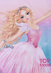 Illustrazione di una ragazza con lunghi capelli biondi, vestita con un abito rosa con una gonna a strati, corpetto decorato e accenti di piume. Il testo include "Christy" e "TOP Model."