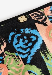 Material negru cu imprimeu floral în albastru, roz și verde. Închizătoare decorativă aurie în partea de sus, adăugând un accent de design.