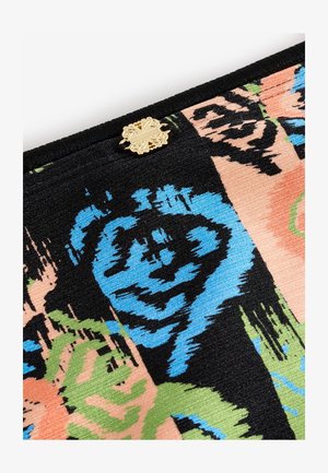 Sort stof med et blomstermotiv i blå, pink og grøn. Guld dekorativ lås øverst, der tilføjer et designelement.