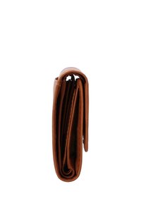 Portefeuille bifold en cuir marron fermé et vu de côté, montrant les compartiments pliés et les détails de couture.