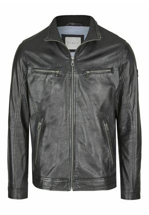 Giacca di pelle nera con zip frontale, due tasche sul petto con zip e colletto a coste. Texture liscia con design aderente e dettagli di cucitura discreti.