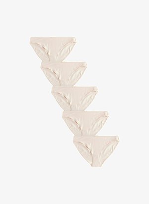 Pieci pāri gaiši rozā kokvilnas bikīņu apakšbiksēm ar gludu tekstūru un minimālistisku dizainu, akcentētas ar smalkiem sānu loku motīviem.