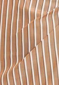 CALLI FELIX  - Päevakleit - tan stripe