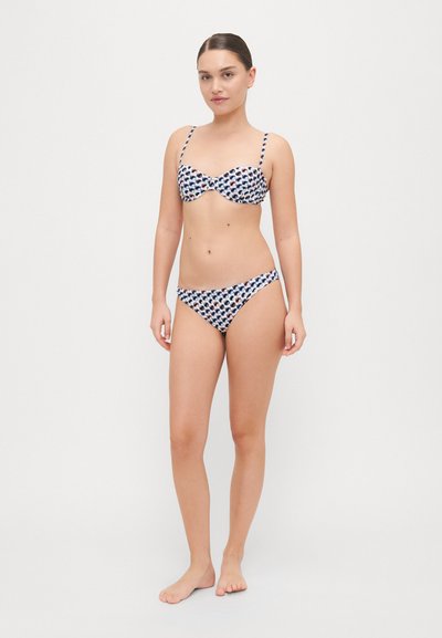 Bikini-set med et mykt, mønstrete stoff med marineblå og røde designs. Det inkluderer en strukturert topp med tynne stropper og matchende lavtalje truser.