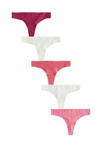 Ensemble de cinq strings pour femmes dans des teintes variées : rouge foncé, blanc, rose et un modèle blanc à pois roses. Tissu doux, design sans couture.