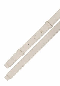 Dwa beżowe paski skórzane z obszytymi krawędziami, jeden z wieloma otworami do regulacji i małym złotym ćwiekiem.