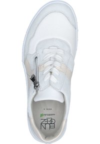Witte en lichtgrijze sneaker met een ritssluiting, veters, glad leer, suède accenten en een rubberen zool.
