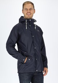 Marineblaue wasserdichte Jacke mit Kapuze, weißen Kordeln, Druckknöpfen und Fronttaschen. Glatte Textur und lässiger Schnitt.