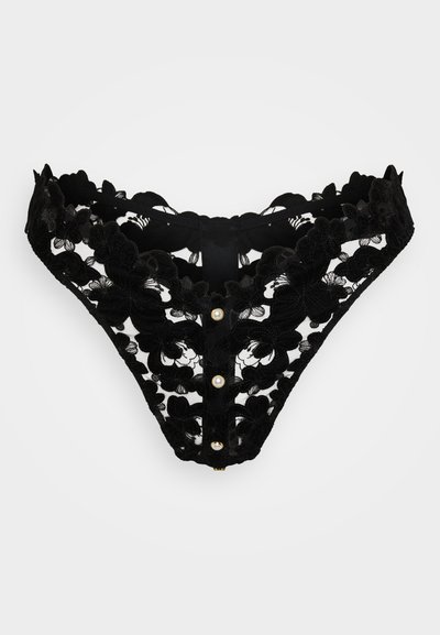 String noir en dentelle avec motifs floraux, bords festonnés et boutons décoratifs à l'avant. Semi-transparent avec une texture douce.