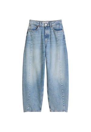Lichtblauwe high-waist wijde broekspijpen jeans met zakken aan de voorkant, riemlussen en een knoopsluiting op een witte achtergrond.