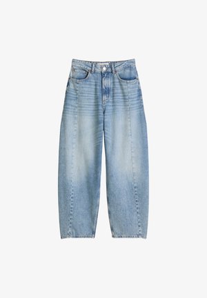 Lichtblauwe high-waist wijde broekspijpen jeans met zakken aan de voorkant, riemlussen en een knoopsluiting op een witte achtergrond.