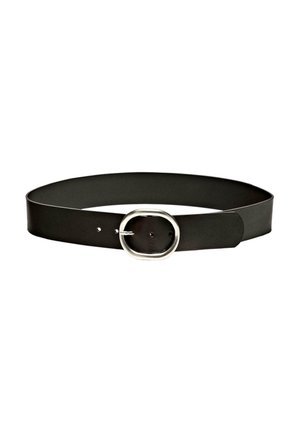 Zwart leren riem met een brede, gladde band en een ronde, zilverkleurige metalen gesp. Voorzien van meerdere gaatjes voor maataanpassing.
