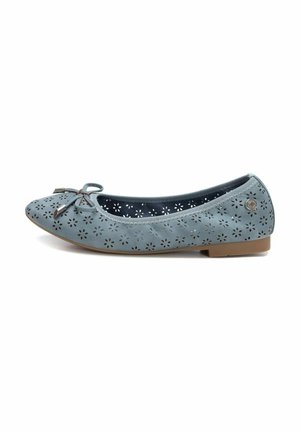 Bailarinas de color azul claro, hechas de cuero perforado con recortes florales, punta redondeada, detalle de lazo y suela plana de goma color marrón.