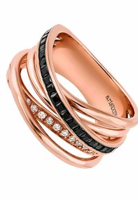 Anillo de oro rosa con bandas entrelazadas, acentuado con piedras negras y una fila de diamantes claros, presentando un acabado suave y pulido.