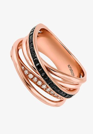 Anillo de oro rosa con bandas entrelazadas, acentuado con piedras negras y una fila de diamantes claros, presentando un acabado suave y pulido.