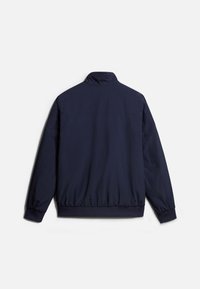 Marinblå lättviktsjacka med hög krage, elastiska ärmslut och nederkant, med en slät textur och minimalistisk design.
