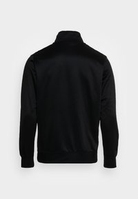 Černá bunda na zip s vysokým límcem, dlouhými rukávy a hladkou strukturou. Obsahuje žebrovaný lem a manžety, minimalistický design.