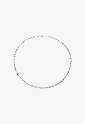 Collana in argento con anelli ovali interconnessi caratterizzati da una superficie liscia. Chiusura decorata con dettagli del marchio.