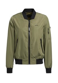 Veste bomber vert olive clair avec col, poignets et ourlet côtelés noirs, fermeture éclair sur le devant, deux poches latérales et une poche zippée sur la manche gauche.