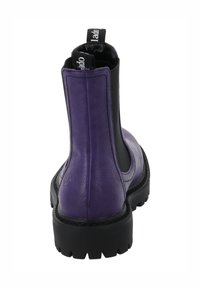 Lila Leder-Stiefelette mit schwarzen elastischen Seitenteilen, dicker schwarzer profillierter Sohle und schwarzen Zuglaschen mit weißem Text an der Rückseite.