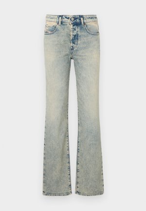 Lyseblå flagrende jeans laget av denim, med fem-lommers design, sømdetaljer, og en vanlig midjebånd med knappelukking.