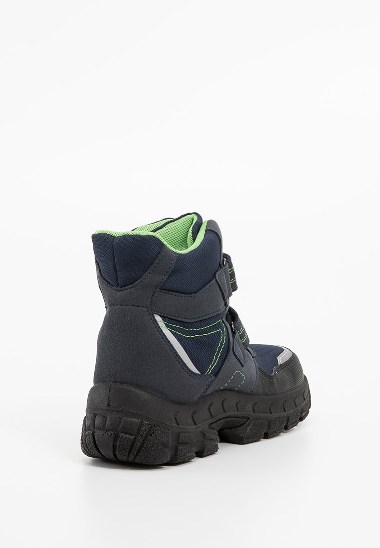 Marineblaue Wanderstiefel mit grünen Akzenten und reflektierenden Details. Hergestellt aus strukturiertem Stoff, mit hohem Knöchel und einer robusten schwarzen Gummisohle.